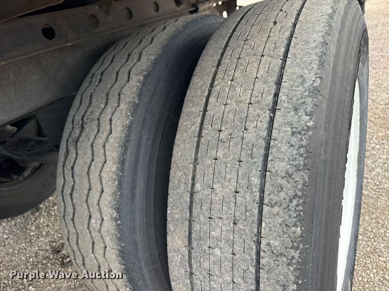 image for item DY0057 2011 Utility Trailers VS2DX dry van trailer