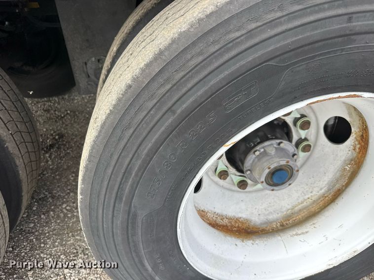 image for item DY0057 2011 Utility Trailers VS2DX dry van trailer