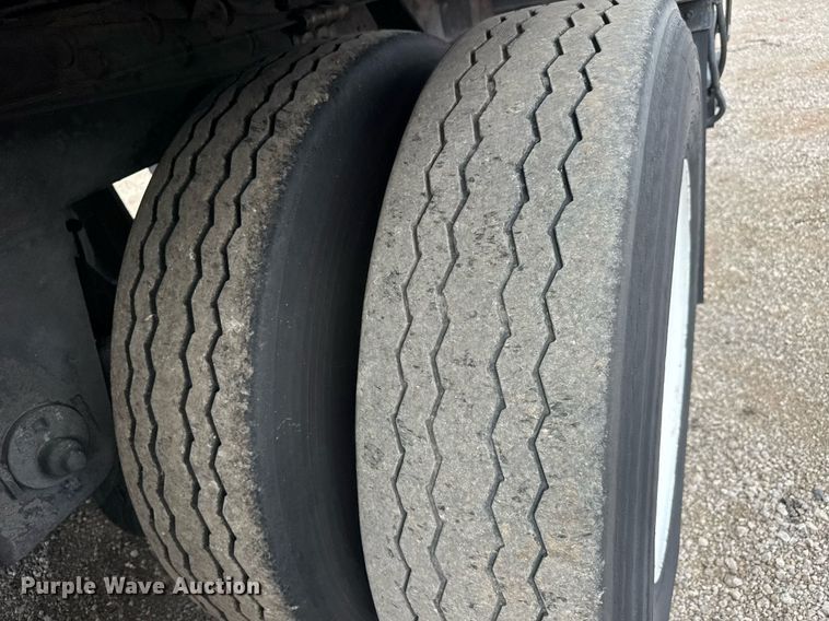 image for item DY0057 2011 Utility Trailers VS2DX dry van trailer