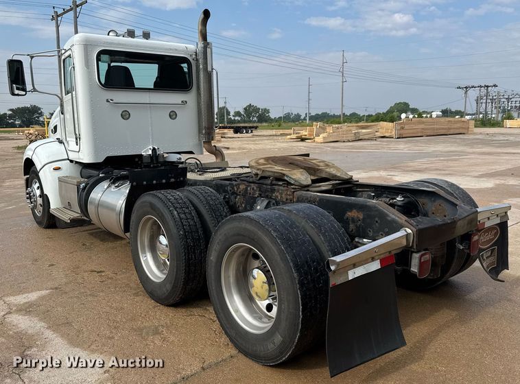 image for item DY0177 2014 Peterbilt 384 semi truck