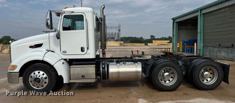 image for item DY0177 2014 Peterbilt 384 semi truck