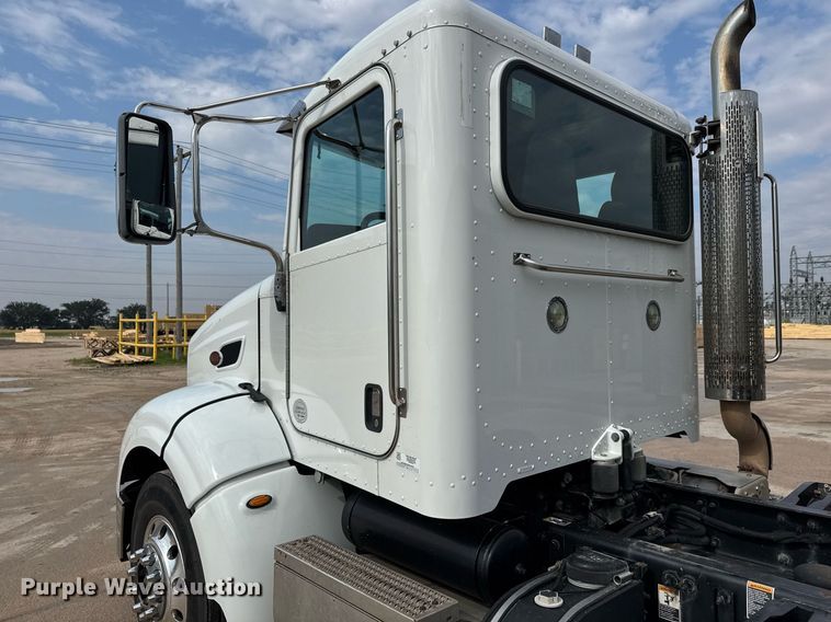 image for item DY0177 2014 Peterbilt 384 semi truck