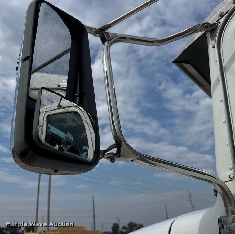 image for item DY0177 2014 Peterbilt 384 semi truck