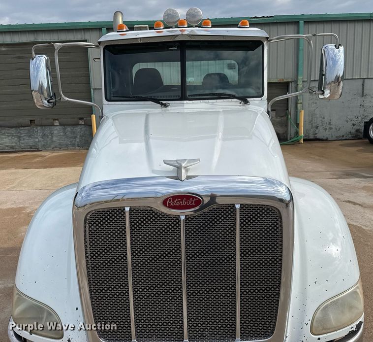 image for item DY0177 2014 Peterbilt 384 semi truck