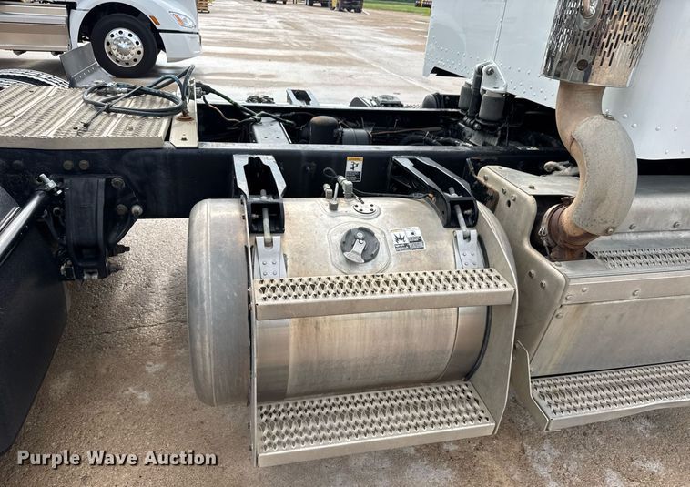 image for item DY0177 2014 Peterbilt 384 semi truck