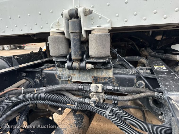 image for item DY0177 2014 Peterbilt 384 semi truck