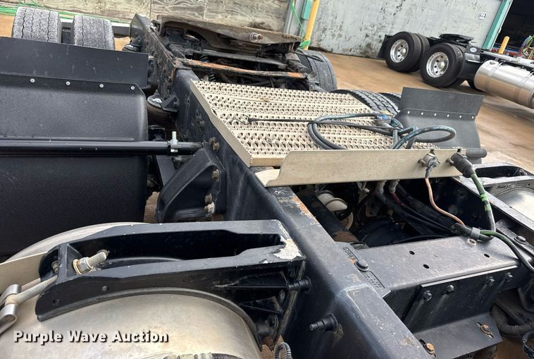 image for item DY0177 2014 Peterbilt 384 semi truck