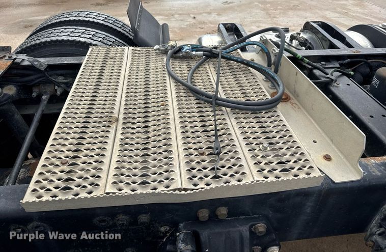 image for item DY0177 2014 Peterbilt 384 semi truck