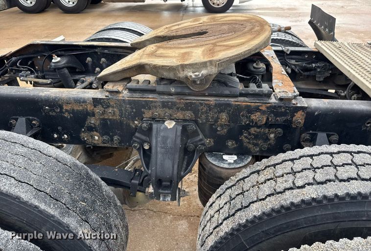 image for item DY0177 2014 Peterbilt 384 semi truck