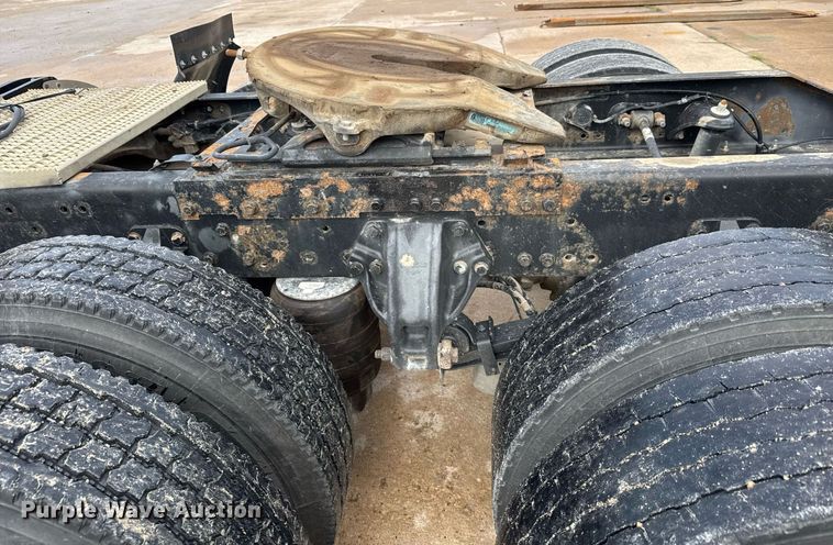 image for item DY0177 2014 Peterbilt 384 semi truck