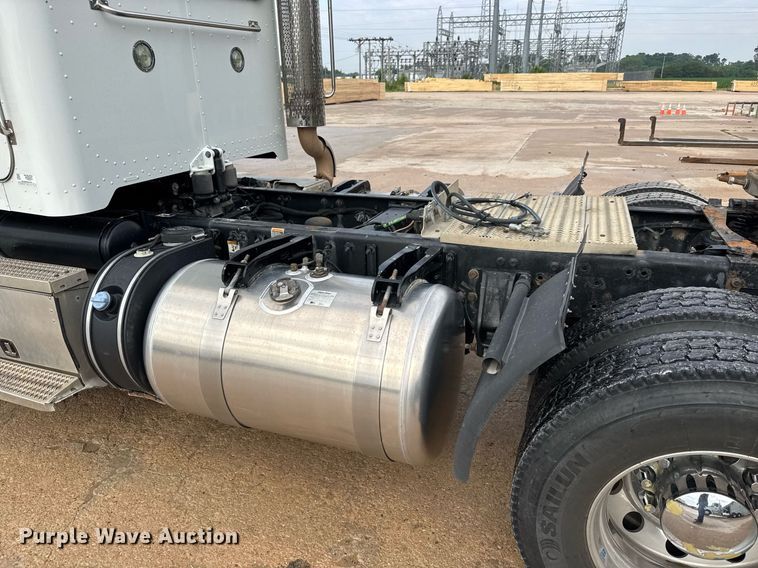 image for item DY0177 2014 Peterbilt 384 semi truck