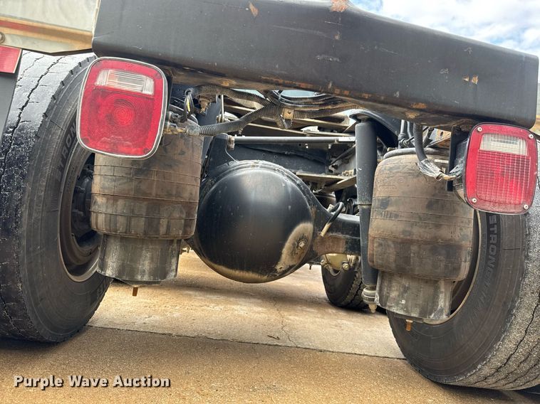 image for item DY0177 2014 Peterbilt 384 semi truck