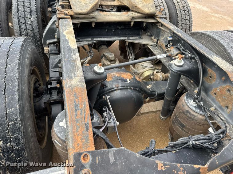 image for item DY0177 2014 Peterbilt 384 semi truck