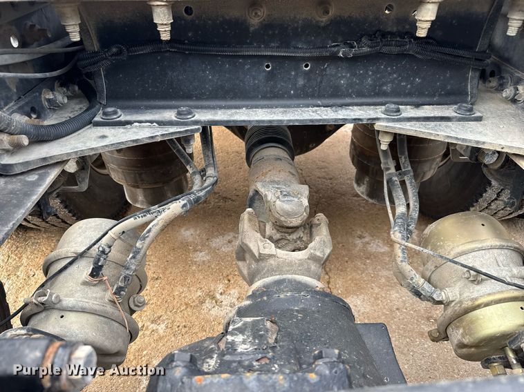 image for item DY0177 2014 Peterbilt 384 semi truck