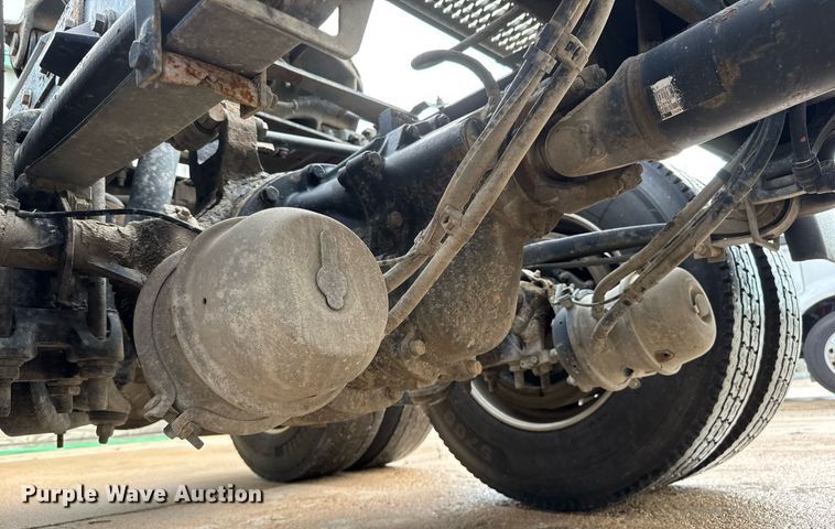 image for item DY0177 2014 Peterbilt 384 semi truck