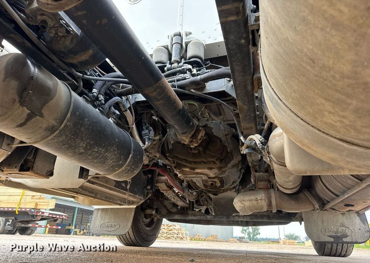 image for item DY0177 2014 Peterbilt 384 semi truck