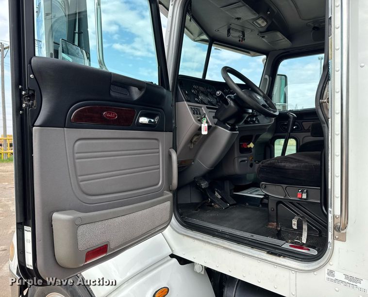 image for item DY0177 2014 Peterbilt 384 semi truck