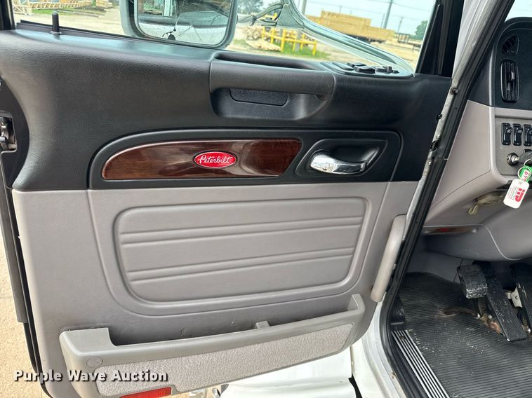 image for item DY0177 2014 Peterbilt 384 semi truck