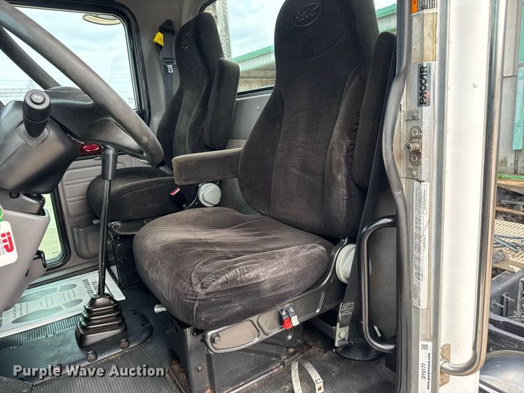 image for item DY0177 2014 Peterbilt 384 semi truck