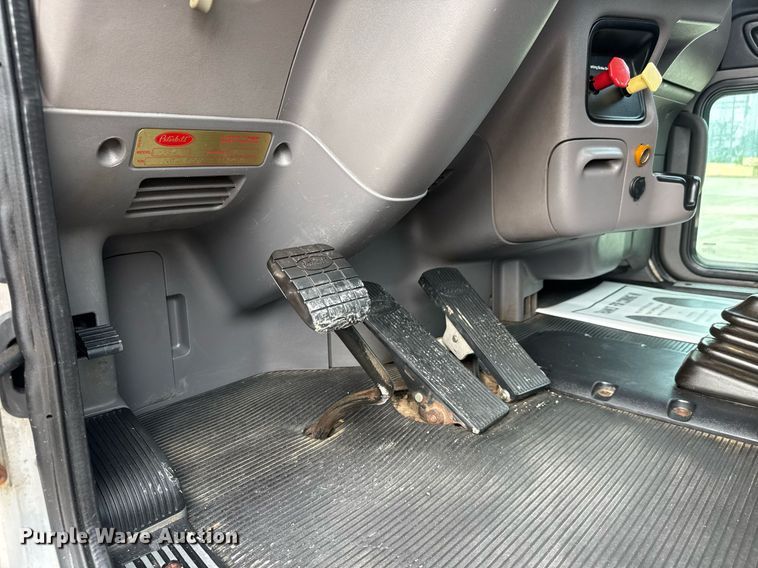 image for item DY0177 2014 Peterbilt 384 semi truck