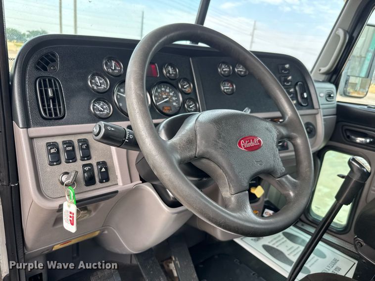 image for item DY0177 2014 Peterbilt 384 semi truck