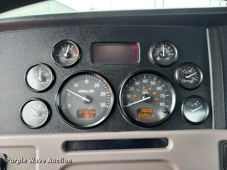 image for item DY0177 2014 Peterbilt 384 semi truck