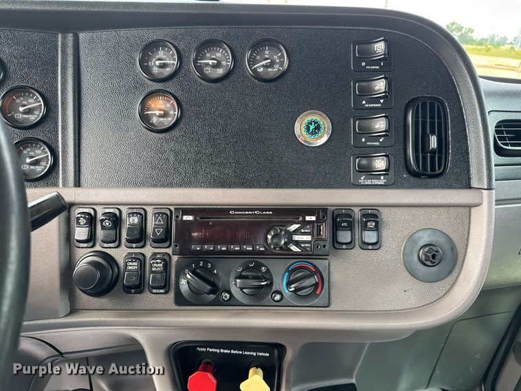 image for item DY0177 2014 Peterbilt 384 semi truck