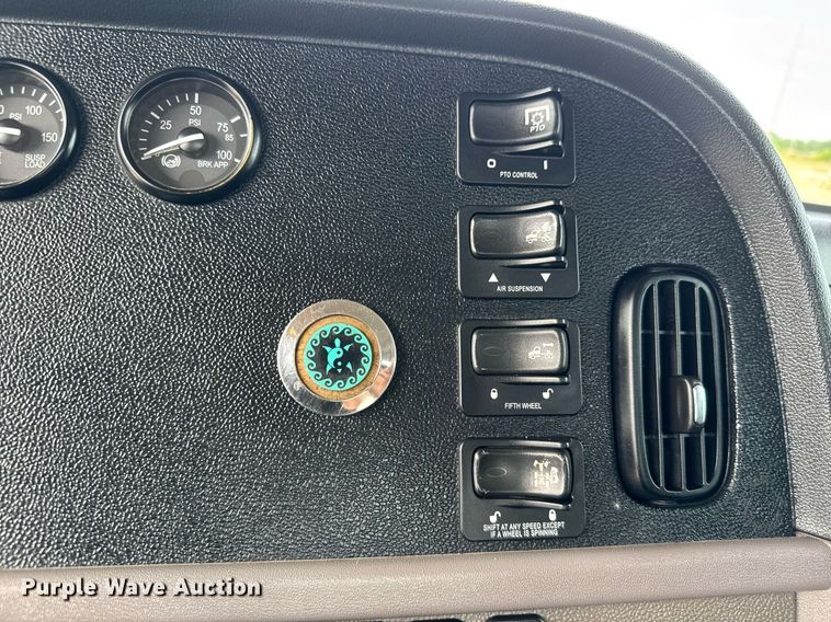 image for item DY0177 2014 Peterbilt 384 semi truck