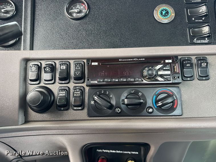 image for item DY0177 2014 Peterbilt 384 semi truck