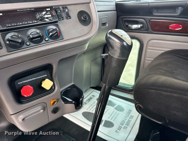 image for item DY0177 2014 Peterbilt 384 semi truck