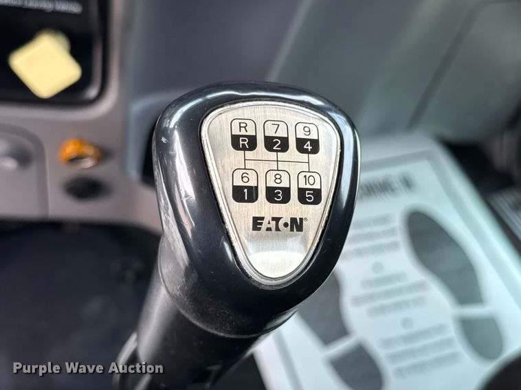 image for item DY0177 2014 Peterbilt 384 semi truck