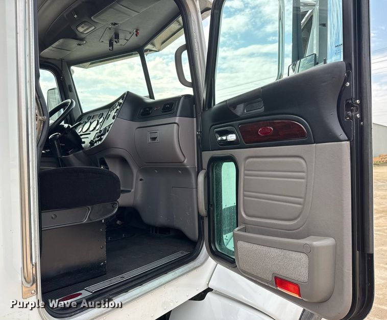 image for item DY0177 2014 Peterbilt 384 semi truck