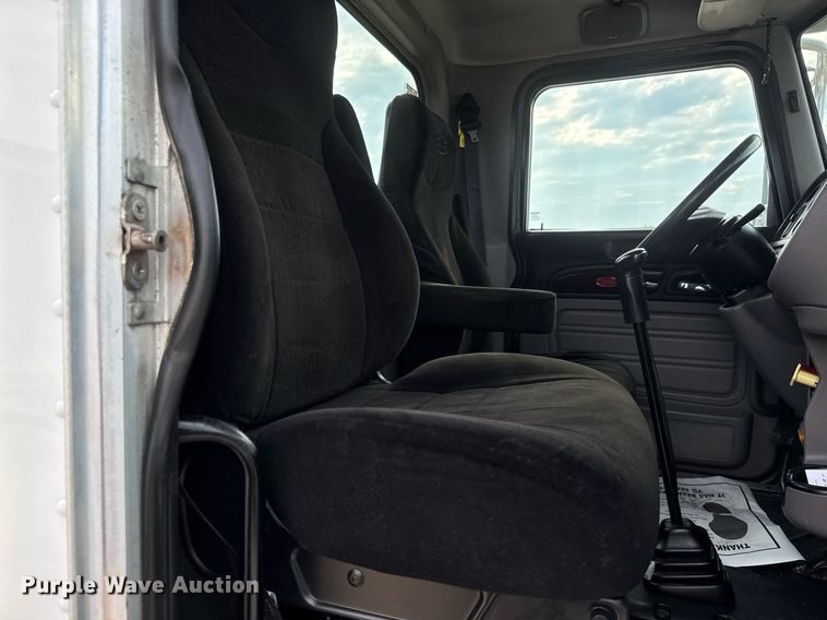 image for item DY0177 2014 Peterbilt 384 semi truck