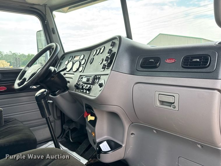 image for item DY0177 2014 Peterbilt 384 semi truck