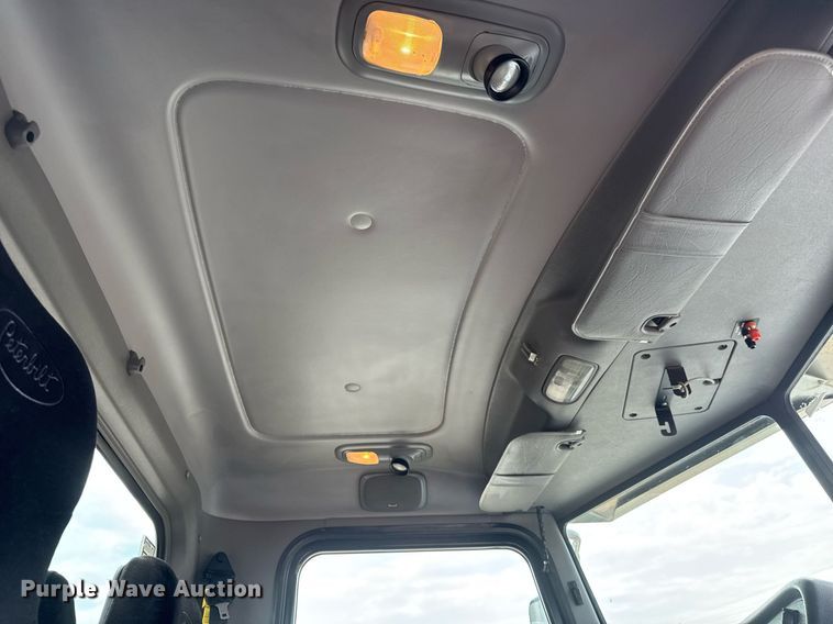 image for item DY0177 2014 Peterbilt 384 semi truck