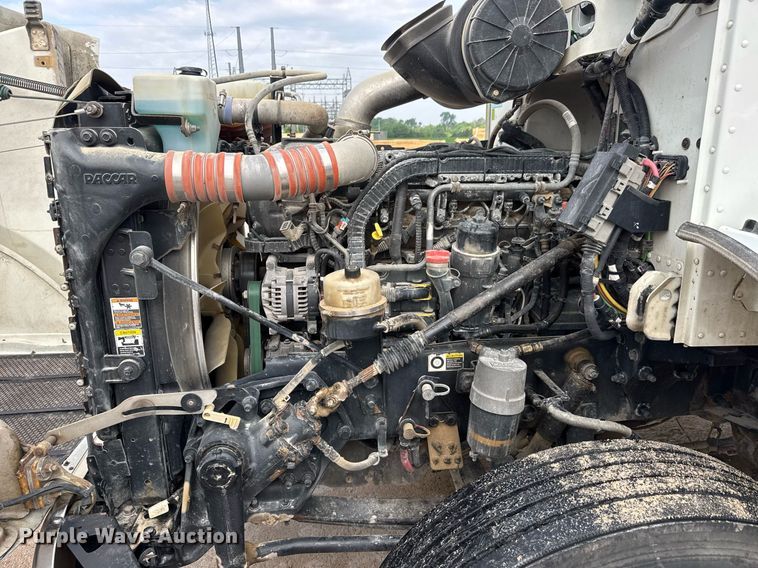 image for item DY0177 2014 Peterbilt 384 semi truck