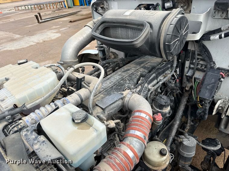 image for item DY0177 2014 Peterbilt 384 semi truck