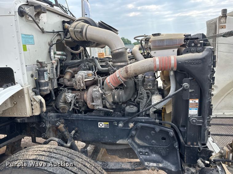 image for item DY0177 2014 Peterbilt 384 semi truck