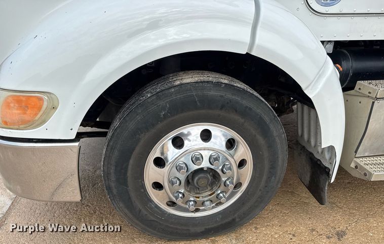 image for item DY0177 2014 Peterbilt 384 semi truck