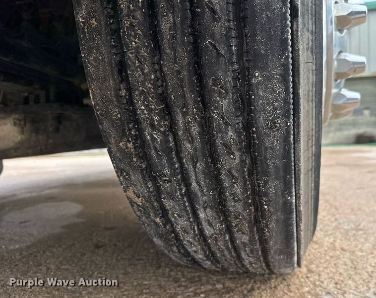 image for item DY0177 2014 Peterbilt 384 semi truck