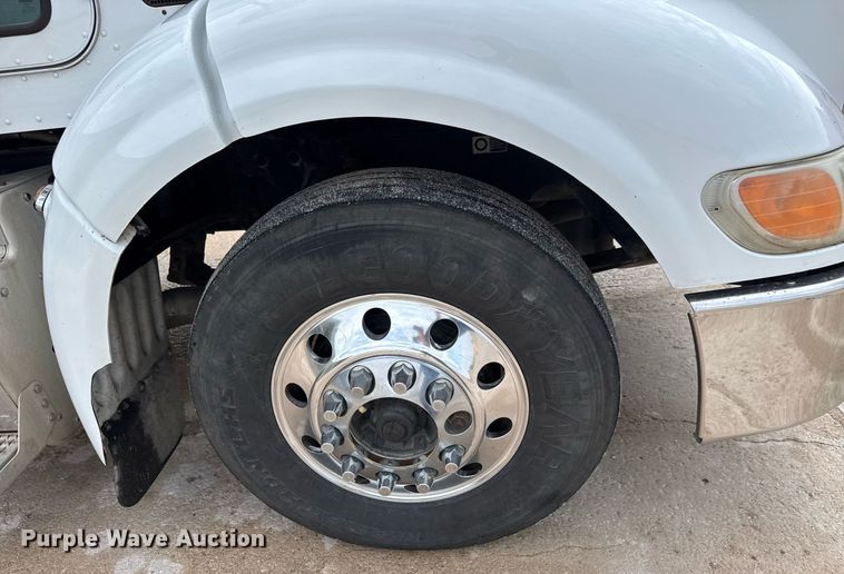 image for item DY0177 2014 Peterbilt 384 semi truck