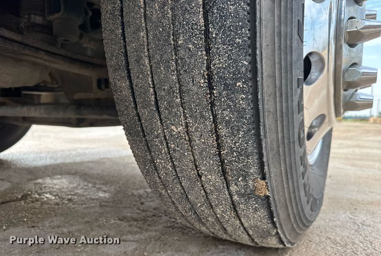 image for item DY0177 2014 Peterbilt 384 semi truck