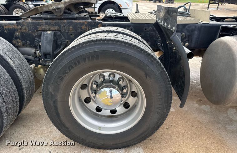 image for item DY0177 2014 Peterbilt 384 semi truck