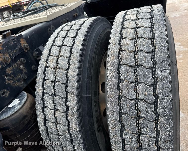 image for item DY0177 2014 Peterbilt 384 semi truck