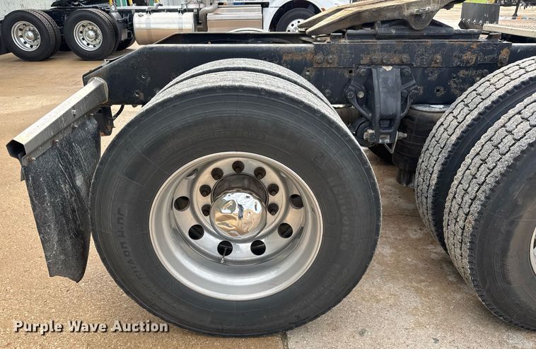 image for item DY0177 2014 Peterbilt 384 semi truck