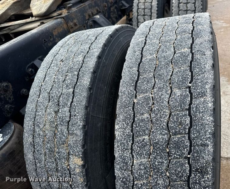 image for item DY0177 2014 Peterbilt 384 semi truck