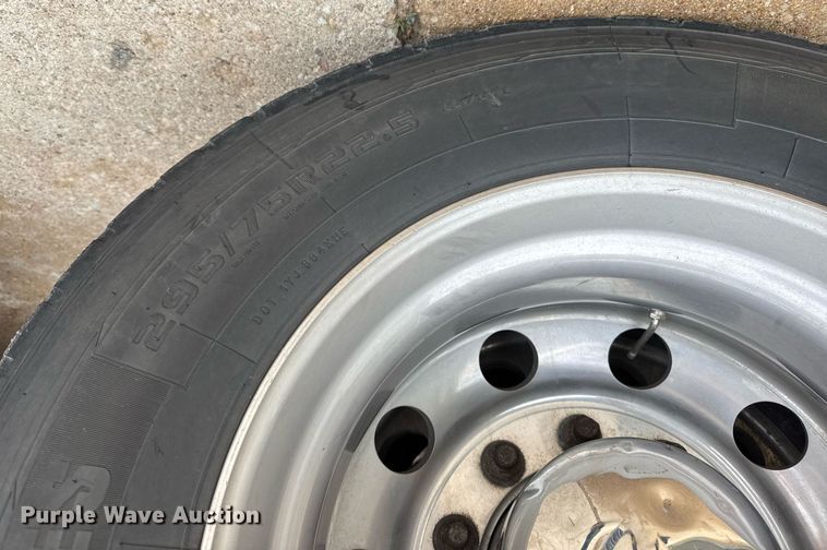 image for item DY0177 2014 Peterbilt 384 semi truck