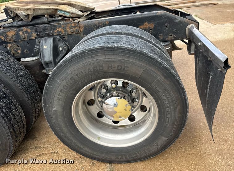 image for item DY0177 2014 Peterbilt 384 semi truck