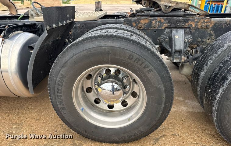 image for item DY0177 2014 Peterbilt 384 semi truck