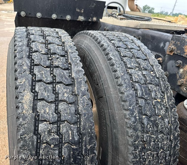 image for item DY0177 2014 Peterbilt 384 semi truck